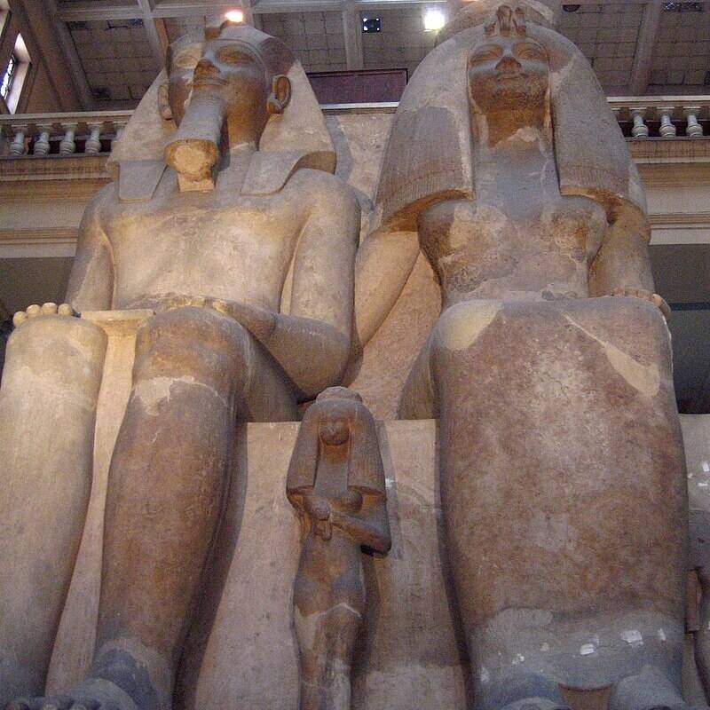 virmuze exhibit Amenhotep III y Tiy logo main