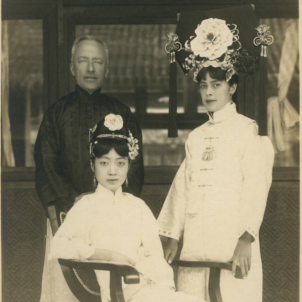 virmuze exhibit Manchu Woman's Clothes in Early Republic logo main