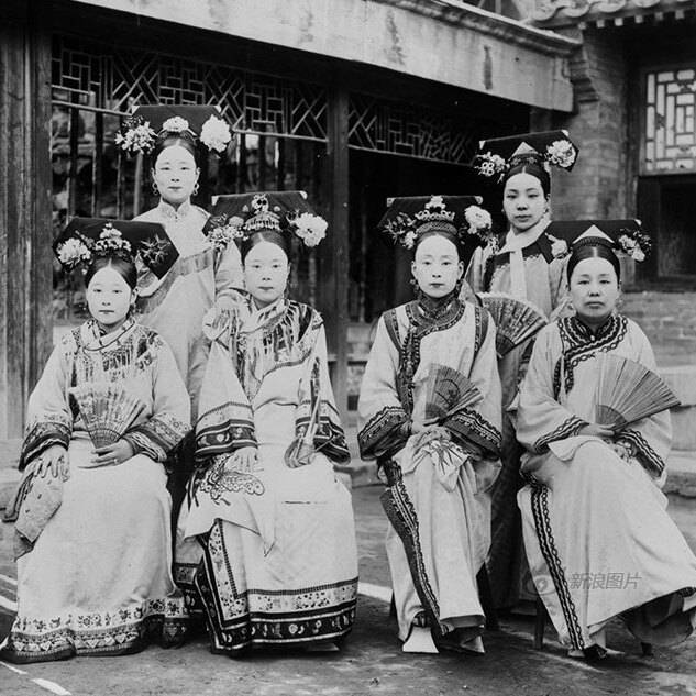 virmuze exhibit Manchu Woman's Clothes in Qing dynasty logo main