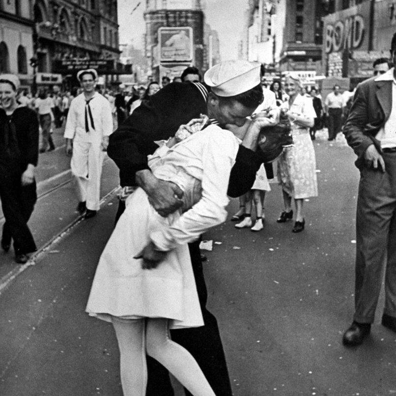 virmuze exhibit Times Square Kiss logo main