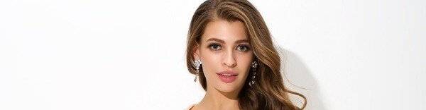 virmuze exhibit adorabile bambina indossa l'abito da damigella logo main banner