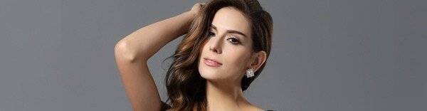 virmuze exhibit abito blu acqua con una fascia bianca decorerà logo main banner