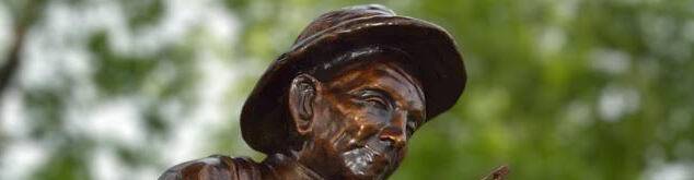 virmuze exhibit Historical Fiddler Statue on the Henderson County Courthouse Lawn logo main banner