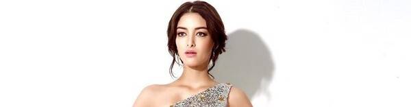 virmuze exhibit une robe avec une jupe trapèze brodée et fendue logo main banner