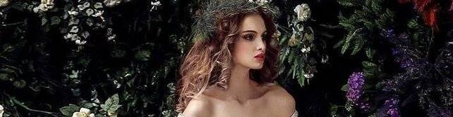 virmuze exhibit un vestito rosa senza spalline che attirava logo main banner