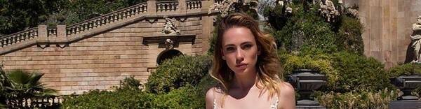 virmuze exhibit attention des jeunes filles lors des événements mondains logo main banner