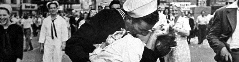 virmuze exhibit Times Square Kiss logo main banner