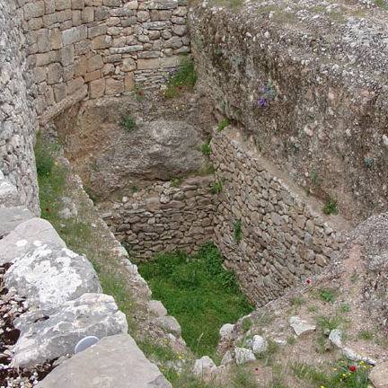 virmuze exhibit Grave Circle A Shaft Grave VI logo main