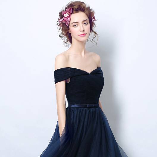 virmuze exhibit The middle-aged woman with short legs and not tall stature suggests wearing too wide clothes less logo main