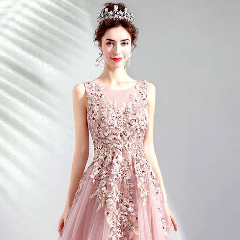 virmuze exhibit Middle-aged women don't care what they wear logo main