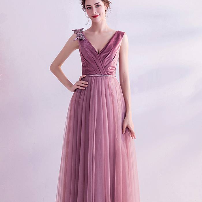 virmuze exhibit How beautiful is a 40-50 year old woman dressed up logo main