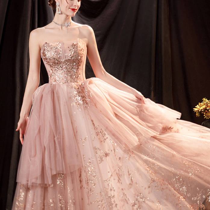 virmuze exhibit Women in their fifties and sixties dress like this logo main