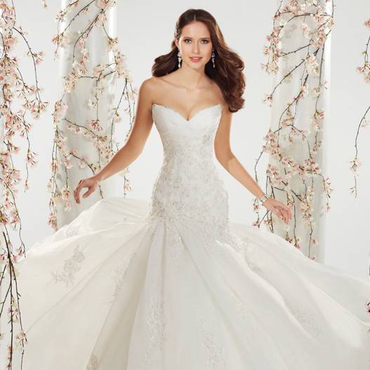 virmuze exhibit ajoutée serait la texture avec le tissu associé aux robes de mariée logo main