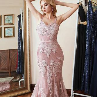 virmuze exhibit acquisizione degli abiti reali fino al suo abito da sposa logo main