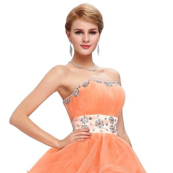 virmuze exhibit Dieses kokette Kleid in leuchtendem Pink oder klassischem logo main