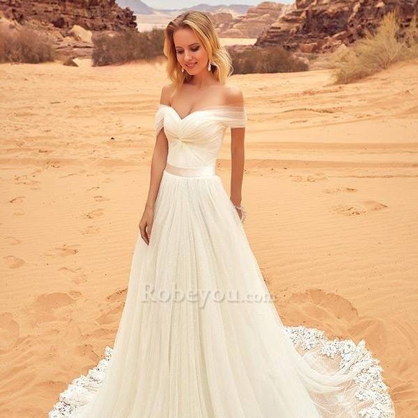 virmuze exhibit une fille à acheter la meilleure robe de soirée de mariage logo main