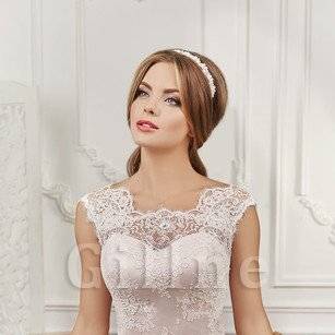 virmuze exhibit Models und ein paar vertikal herausgeforderte Brautjungfern logo main