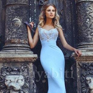 virmuze exhibit Con uno stile con scollo a V sul davanti che abbraccia le tue curve logo main