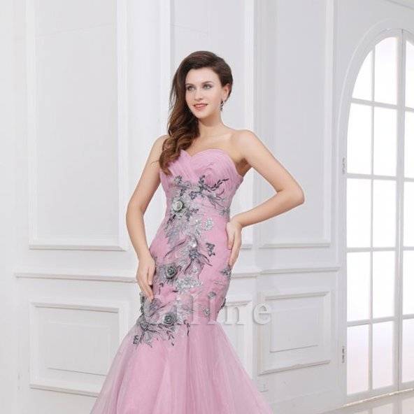 virmuze exhibit Schnitt betont sowohl den Hals als auch die Schultern wunderschön logo main