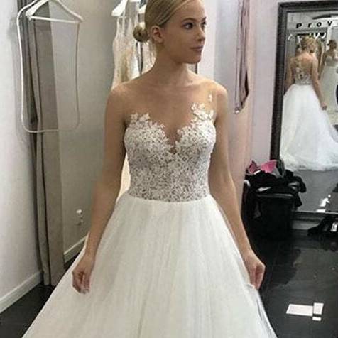 virmuze exhibit Guida consigliata per gli abiti da sposa per spose minute logo main