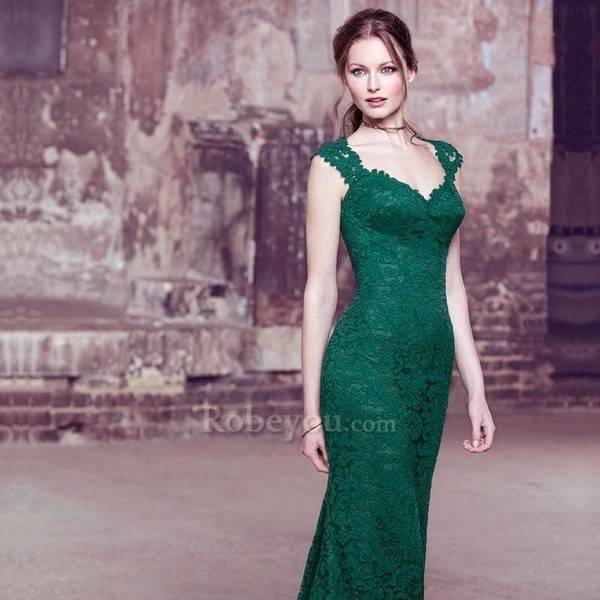 virmuze exhibit qui a vu de nombreuses célébrités porter des robes en résille logo main