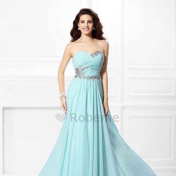 virmuze exhibit alors les robes de mariée d'hiver sont peut-être logo main