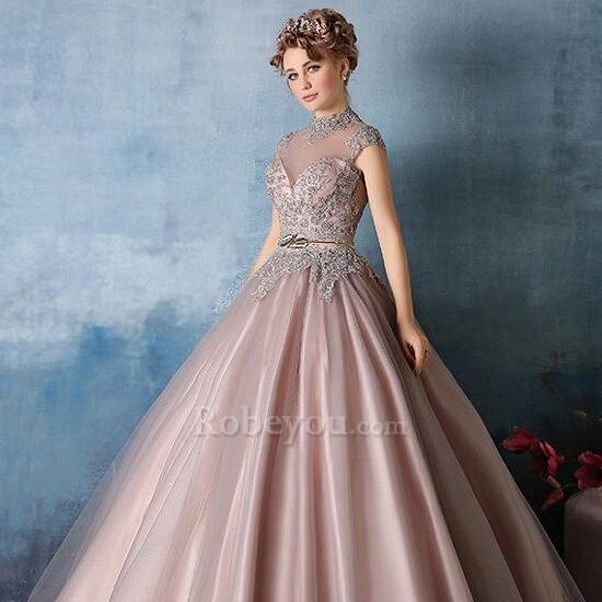 virmuze exhibit taille plus rempli de vêtements de taille plus complètement logo main