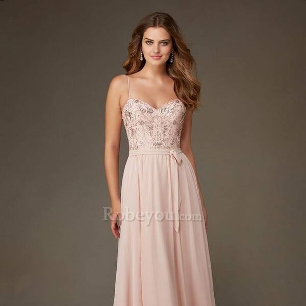 virmuze exhibit les détails de l'occasion plus particulièrement sur sa robe de mariée logo main