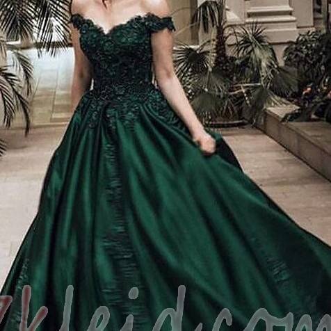 virmuze exhibit Marineblaues Abendkleid: eine moderne und glamouröse Neuinterpretation logo main