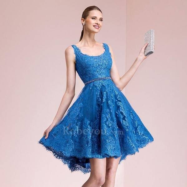 virmuze exhibit peignant une toile surréaliste à couper le souffle logo main