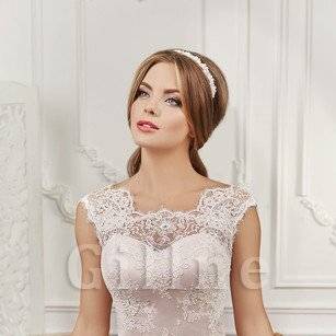 virmuze exhibit kurvenreichen Körper hat und ihre Kurven beim Gang logo main