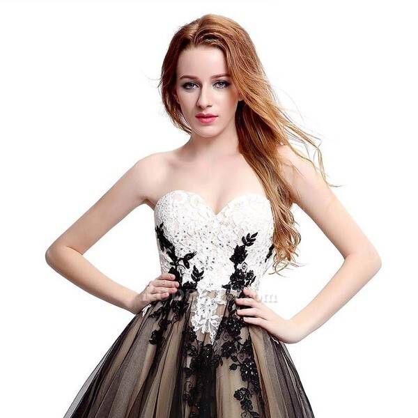 virmuze exhibit Une robe de mariée parfaite sera un souvenir logo main