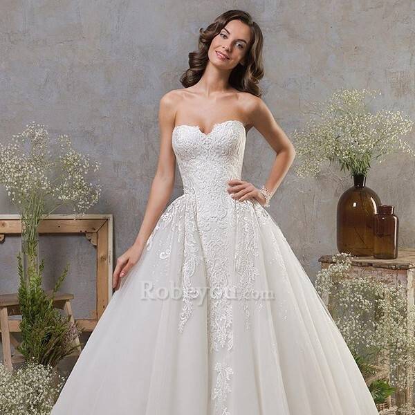 virmuze exhibit examiner les robes de soirée des créateurs et de les déduire logo main