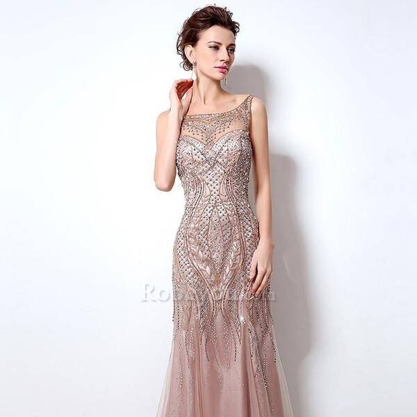 virmuze exhibit Il existe de nombreux types de robes longues logo main